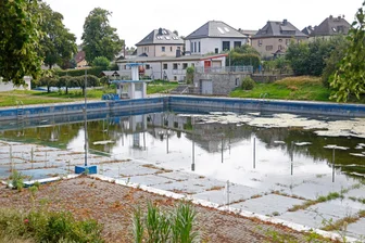 Endlich konkrete Pläne: Wie das stillgelegte Gersdorfer Bad wieder aufgebaut werden soll - So sieht das Gelände des Gersdorfer Sommerbades aktuell aus.