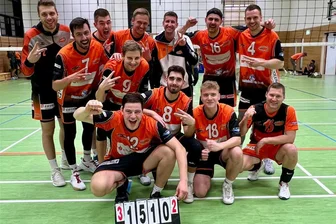 „Endlich macht die Liga wieder Spaß“: Zschopaus Volleyball-Coach freut sich über Ausgeglichenheit der Regionalliga - Nach dem gewonnenen Tiebreak bejubeln die VC-Männer ihren Auswärtssieg.
