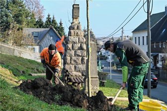 Endlich: Neue Bäume für das Kriegerdenkmal in Chursdorf - Mitarbeiter der Garten- und Landschaftsbaufirma Gert Findeklee aus Chemnitz haben jetzt am Denkmal in Chursdorf, das an die Opfer des deutsch-französischen Krieges 1871 und an die Opfer des Ersten Weltkriegs erinnert, eine Winterlinde und zwei Stieleichen gepflanzt.
