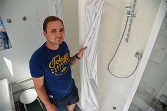 Endlich neue Sanitäranlagen an der Talsperre Pirk - Christian Seidel von der Naherhohlung Talsperre Pirk GmbH zeigt eine der neuen Duschkabinen.