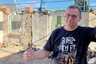 Endlich Neustart: Familie im Erzgebirge beginnt fast zwei Jahre nach Brand mit Wiederaufbau - Jetzt beginnt der Wiederaufbau: Gerd Protze in seinem abgebrannten Bauernhaus in Drebach.