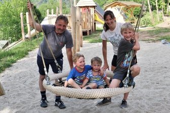 Endlich: Nun können auch die Kinder toben - Udo Haußmann (l.) und Tabea Haußmann (r.) sowie die Kinder Dean, John und Alexander (sitzend von links) testeten die Korbschaukel. 