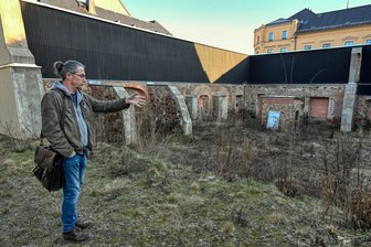 Endlich: Oederan hat seine „Blumenfrau“ zurück - Rolf Büttner hat schon das nächste Projekt im Blick. Im Inneren des entkernten ehemaligen Gasthofes „Drei Schwanen" soll ein Skulpturenpark entstehen.