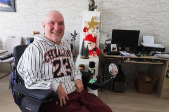 Endlich ohne Aufzug: Wie ein Rollstuhlfahrer aus Freiberg in seinem neuen Leben angekommen ist - André Steinbach ist glücklich: In seiner neuen Wohnung in Freiberg kann der Rollstuhlfahrer das Leben wieder genießen.