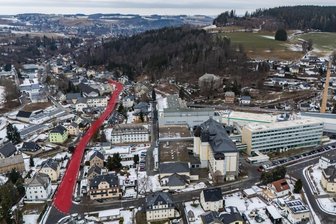 „Endlich passiert was“: Dorf im Erzgebirge will in vier Jahren nerviges Buckelstraßen-Problem beenden - Die Hauptstraße in Gornsdorf zieht sich von der Kreuzung bis hinab Richtung Meinersdorf durchs Tal. Der erste Bauabschnitt ist rot eingetragen.