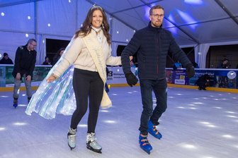 Endlich Schlittschuhspaß in Plauen: Eisbahn am Topfmarkt ist eröffnet - Spitzenprinzessin Maxi Schulz hat den Dreh ein bisschen mehr raus als Bürgermeister Tobias Kämpf. Denn sie war als Jugendliche Eisschnellläuferin beim TSV Mylau. Mit Hilfestellung harmonierte das Eislauf-Paar am Montag perfekt.