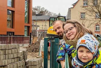 Endlich Schluss mit dem Warten: Umzug in den den neuen Burkhardtsdorfer Hort steht demnächst an - Sandy Roth, Ehemann Manuel Roth und Sohn Paul Roth sind erleichtert, im kommenden Monat soll der Umzug in den neuen Hort endlich anstehen.
