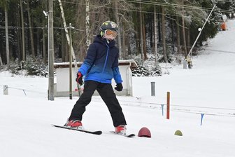 Endlich: Skigebiet am Erlbacher Kegelberg startet - Am 4. Januar war Skifahren auf der Skiwiese „Else“ in Erlbach möglich. Am Samstag öffnet das Skigebiet.