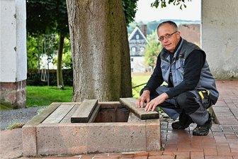 Endlich Trinkwasser aus dem Netz: Brunnendörfer bei Rochlitz werden angeschlossen - Achim Günzel aus Pürsten, hier vor einigen Monaten am Brunnen auf seinem Grundstück in Pürsten. Der 19 Meter tiefe Brunnen, der bislang zur Wasserversorgung diente, stammt wahrscheinlich aus der Bauzeit des Gehöfts in den 1840er-Jahren. Künftig kommt das Wasser zum Trinken und Waschen aus dem zentralen Netz. 
