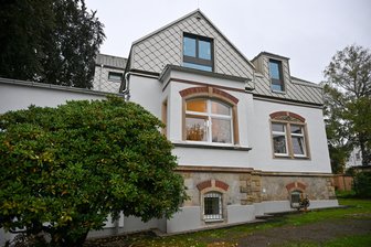 Endlich vereint: Kita und Hort „Bärenstark“ in Limbach-Oberfrohna nach Millionen-Sanierung fertiggestellt - Nach drei Jahren Bauzeit erstrahlt die alte Villa des Horts „Bärenstark“ mit neuer Fassade.