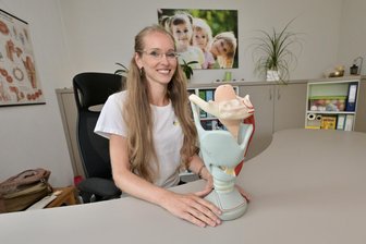 Endlich wie eine Frau klingen: So finden queere Menschen in Zwickau ihre Stimme - Atem-, Sprech- und Stimmlehrerin Linda Zäbisch zeigt in ihrem Arbeitszimmer im Zwickauer Therapiezentrum La Vida Rustler ein Modell des menschlichen Kehlkopf-Apparats.