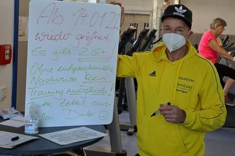 Endlich wieder Badespaß und Schwitzen an den Geräten in Hohenstein-Ernstthal - Jörg Meisel ist froh, sein Fitnessstudio wieder öffnen zu können. An einem Tisch am Eingang werden alle Formalitäten geklärt.