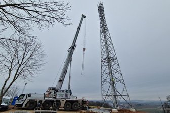 Endlich wieder besserer Handyempfang in Reinsdorf: Funkmast steht - Der neue Funkmast an der Reinsdorfer Bergstraße wurde vor wenigen Tagen montiert.