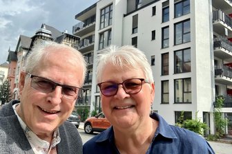 Endlich wieder daheim: Warum diese Vogtländerin nach 16 Jahren in Franken jetzt nach Plauen zurückkehrte - Dorothea und Ingo Stauch vorm neuen Heim - dem Resort Dobenau an der Gutenbergstraße.