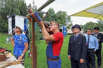 Endlich wieder Dorffest: Oberbobritzsch feiert voller Freude - Kamerad Clemens Löser nimmt sich Zeit für seinen Schuss beim traditionellen Vogelschießen der Freiwilligen Feuerwehr Oberbobritzsch. 