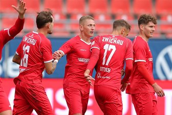 Endlich wieder drei Punkte für den FSV, aber Zwickau-Trainer kritisch: „Es war kein gutes Spiel von uns“ - Siegtorschütze Marc-Philipp Zimmermann (Mitte) lässt sich feiern.
