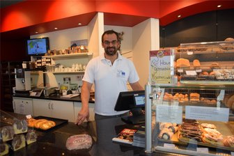 „Endlich wieder ein Bäcker!“: Erlbacher Kirwe geht durch den Magen - Bäckermeister Frank Behrendt aus Zwota und seine Mitarbeiter werden zur 314. Erlbacher Kirwe wieder für Kaffee und Kuchen auf der Riesenfete sorgen. Jahrelang gab es auf der Kirwe keinen Bäcker.