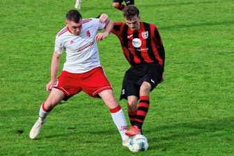 "Endlich wieder ein Heimspiel" - Auf das saftige Grün - wie hier Marvin Giesecke (l.) beim Heimspiel gegen Heidenau - dürfen die Flöhaer am Sonntag noch nicht.