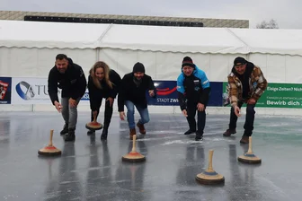 Endlich wieder Eisstockschießen in Zwickau: Was Besucher der Eisbahn jetzt wissen müssen - Spielen sich mit Eisstöcken schon mal warm (v. l.): Matthias Krauß (Krauß Event), Sylvena Voll (Lukaswerkstatt), Andreas Seidel (Diakonie Westsachsen), Rüdiger Günl (GÜ Sport) und Elfried Börner (Diakonie Westsachsen).