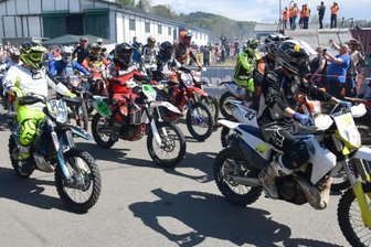 Endlich wieder Enduro - Spektakel in Lichtenberg: Knapp 400 Geländesportler waren am Sonnabend zur 14. Auflage der Enduro-Challenge an den Start gegangen. Zahlreiche Zuschauer säumten beim Rennen über vier Stunden sowie beim anschließenden Epilog die Strecke.