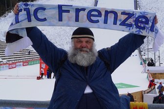 Endlich wieder Fans bei Sportveranstaltung in Vogtland-Arena - Jarek Ruljand aus Estland - ein Fan von Eric Frenzel.