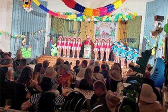 Endlich: Wieder Fasching im Roten Hirsch in Claußnitz - Etwa 140 Narren und Närrinnen haben am Samstag im Gasthof Roter Hirsch in Claußnitz Fasching gefeiert. Der Mittweidaer Karnevalsverein hatte nach der Coronapandemie wieder zur Fete eingeladen. 