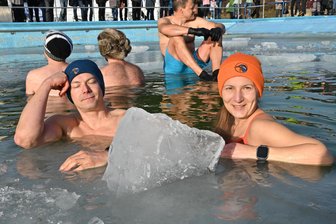 Endlich wieder Freibad: Zwickauer wagen sich ins vier Grad kalte Wasser - Daniel Brußmann und Anna Knörnschild von den Zwickauer Eisvögeln träumen in Crossen schon mal von der Eisschwimm-Meisterschaft.
