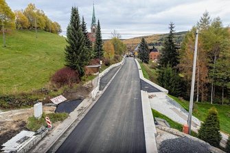 Endlich: Wieder freie Fahrt zum Fichtelberg - So sah es am Mittwochnachmittag auf der Baustelle aus. Die B 95 hat in der Ortslage Hammerunterwiesenthal eine sichere Böschung erhalten. 