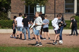 Endlich wieder gemeinsam statt allein - Maskenfrei in die bewegte Pause: Die Schüler des Käthe-Kollwitz-Gymnasiums in Zwickau dürfen den Mund-Nasen-Schutz an der frischen Luft abnehmen. Manch einer behält die Maske dennoch auf, oft aus Sorge um die Großeltern, heißt es aus dem Kreiselternrat. 
