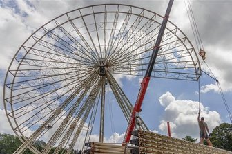 Endlich wieder Kät: In Annaberg läuft der Aufbau auf Hochtouren - Immer wieder ein Spektakel: der Aufbau des Riesenrades. Schon zu Pfingsten reiste der Schausteller mit einem Dutzend Lkw an. 
