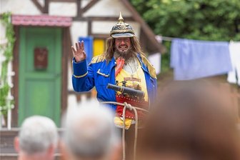 Endlich wieder Theater: Räuber Hotzenplotz kehrt an die Greifensteine zurück - Leander de Marel in seiner Paraderolle als Räuber Hotzenplotz. Mit dem Kinderstück "Neues vom Räuber Hotzenplotz" startete das Annaberger Winterstein-Theater in die Saison auf der Naturbühne an den Greifensteinen.