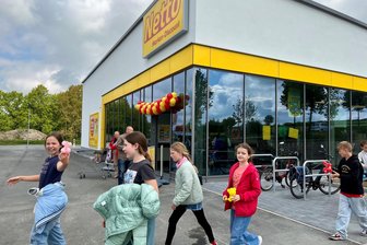Endlich wieder vor Ort einkaufen: In Oberbobritzsch hat der Netto-Markt geöffnet - Die Schüler der 4. Klasse von der Grundschule Oberbobritzsch besuchten Netto spontan zur Eröffnung.