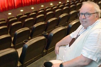 Endlich wieder Vorhang auf und Film ab - Das Kinopolis in Freiberg ist seit 1. Juli wieder geöffnet. Betriebsleiter Thomas Erler freut sich auch über die neue Bestuhlung.