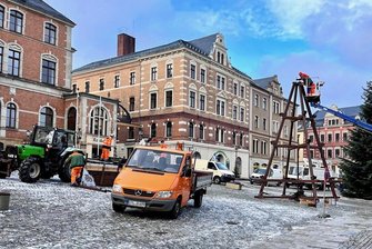 Endlich wieder Weihnachtsmarkt: Die große Übersicht für die Region Stollberg - Seit Montag stehen Weihnachtsbaum und Pyramide auf dem Stollberger Markt. 