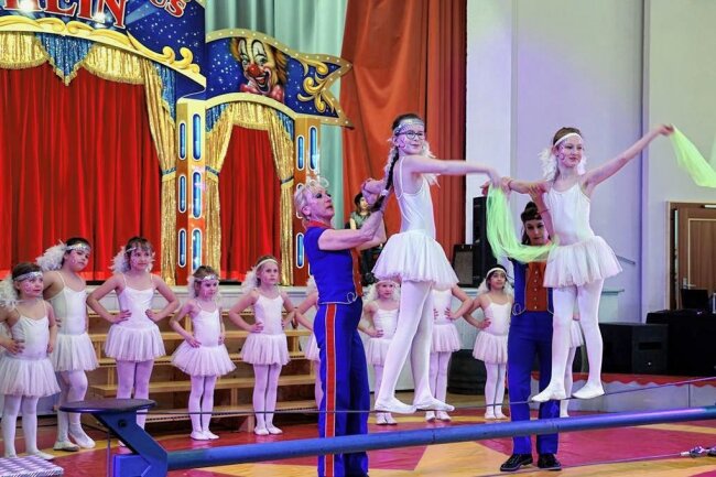 Endlich wieder Zirkus: Junge Artisten begeistern in Penig - Beim Projekt des Circus Hein an der Grundschule Penig forderte es den Mädchen Mut und Balance ab, auf dem schmalen Drahtseil zu laufen. 