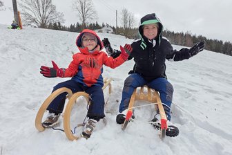 Endlich Winter: Sieben Tipps für tolle Familien-Rodelpisten im Vogtland - Endlich rauf auf den Schlitten und den Berg hinunter: Dajana Schmeißer und Sohn Anton nutzen die Top-Winterbedingungen für Rodelspaß in Erlbach.