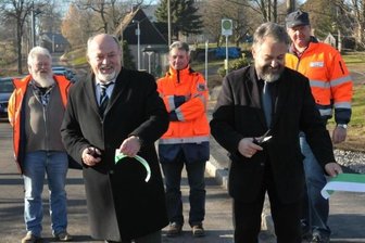 Endlos-Baustelle Zethauer Hauptstraße abgehakt - Das Band ist durchschnitten, die Zethauer Hauptstraße endlich frei gegeben. Landrat Volker Uhlig (vorn links) und Bürgermeister Reiner Stiehl hatten am Montag Grund zum Lachen.
