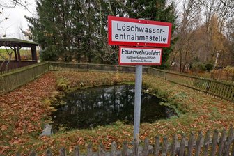 Endlos-Debatte zu Bauprojekt im Landkreis Zwickau: Bürgermeister zieht Notbremse – Ausschreibung geht in neue Runde - Da die Wasserreserve aus dem Löschteich im Ernstfall nicht ausreicht, wird über den Bau einer Zisterne diskutiert.