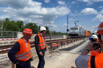 Endspurt an der Elstertalbrücke: Wann es noch einmal Sperrungen gibt - Ein Güterzug fährt durch die Baustelle auf der Elstertalbrücke. Schon im Herbst sollen Züge wieder zweigleisig über die Brücke rollen.