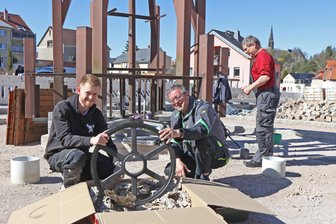 Endspurt auf Baustelle Planitzer Markt in Zwickau: Termin für die Eröffnung steht fest - Philipp Göpfert und Karlheinz Englich mit dem neuen Antriebsrad für die Planitzer Pyramide. Im Zuge der Umgestaltung des Planitzer Markt hat die einen neuen Standort bekommen.