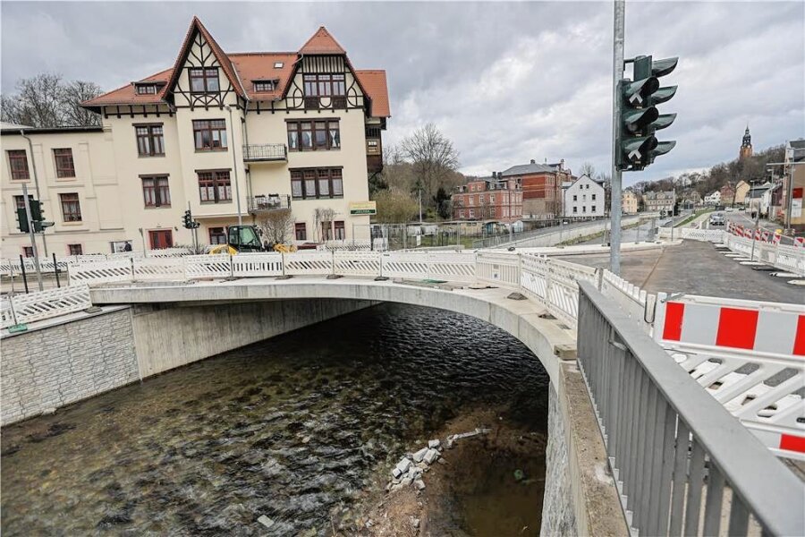 Endspurt beim Brückenbau in Harthau - Fertigstellung in der Woche nach Ostern geplant - Die Brücke über die Würschnitz in Harthau soll in Kürze für den Verkehr freigegeben werden. 