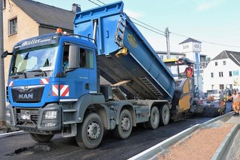 Endspurt beim Straßenbau - Innerhalb des grundhaften Ausbaus der Hauptstraße Leubsdorf hat jetzt auf dem letzten Abschnitt der Einbau der vier massiven Asphaltschichten begonnen. 