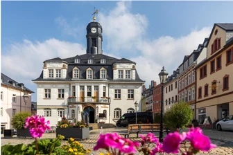 Endspurt für Baugewerke im Ratskeller Schwarzenberg: Was für 1,2 Millionen Euro alles geschehen ist - Ein frischer Fassadenanstrich lässt den Ratskeller in Schwarzenberg wieder „leuchten“. Noch fehlen zwei Balkontüren und auch im Haus gibt es noch bis etwa Mitte Oktober zu tun, heißt es.