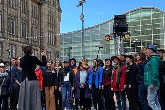 Endspurt für das Hutfestival in der Chemnitzer City - Die Tuesday Singers hatten für den Auftritt auf dem Hutfestival auf die Teilnahme beim Chorfest in Leipzig verzichtet. Der Frauenchor enterte am Mittag die Sombrero-Bühne vor dem Rathaus.