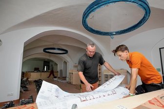 Endspurt für neue Kita in der Plauener Elsteraue - Joel Scherf (rechts) und Michael Taut von der Tischlerei Pasold aus dem ostthüringischen Remptendorf richten derzeit die neue Kita mit ein. 