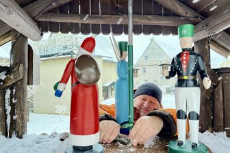 Endspurt im Erzgebirge: Pyramide im Wolfshof Bermsgrün wieder startklar - André Schneider bei den letzten Handgriffen am oberen Drehteller der Pyramide.