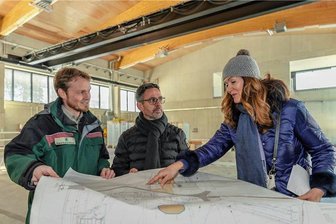 Endspurt in Bad Reiboldsgrün: Sachsens neue Forstschule im Sommer fertig - Heike Krenkel, Leiterin der Sib-Niederlassung Zwickau (rechts), beim Termin mit dem Landtagsabgeordneten Sören Voigt (CDU) und Toni Eßbach, Leiter der Ausbildungsstätte, in der Maschinenhalle für die Forsttechnik.