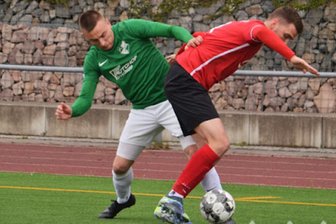 Endspurt in der Fußball-Sachsenklasse: Thalheim und Stollberg greifen an - Thalheims Pierre Kretzschmar (l.), hier gegen Annaberg, strebt gegen Mittweida einen Heimsieg an.