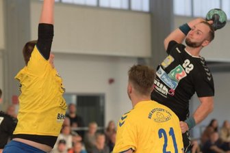Endspurt reicht noch zum Remis - Tommy Löbner (rechts) erwies sich gegen die Chemnitzer wieder einmal als der treffsicherste Zwönitzer. Elfmal versenkte er den Ball im gegnerischen Gehäuse. 