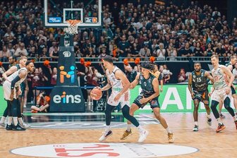 Endstation FC Bayern - Niners scheiden aus den Playoffs aus - Nelson Weidemann beim Spiel gegen den FC Bayern München in der ausverkauften Messe